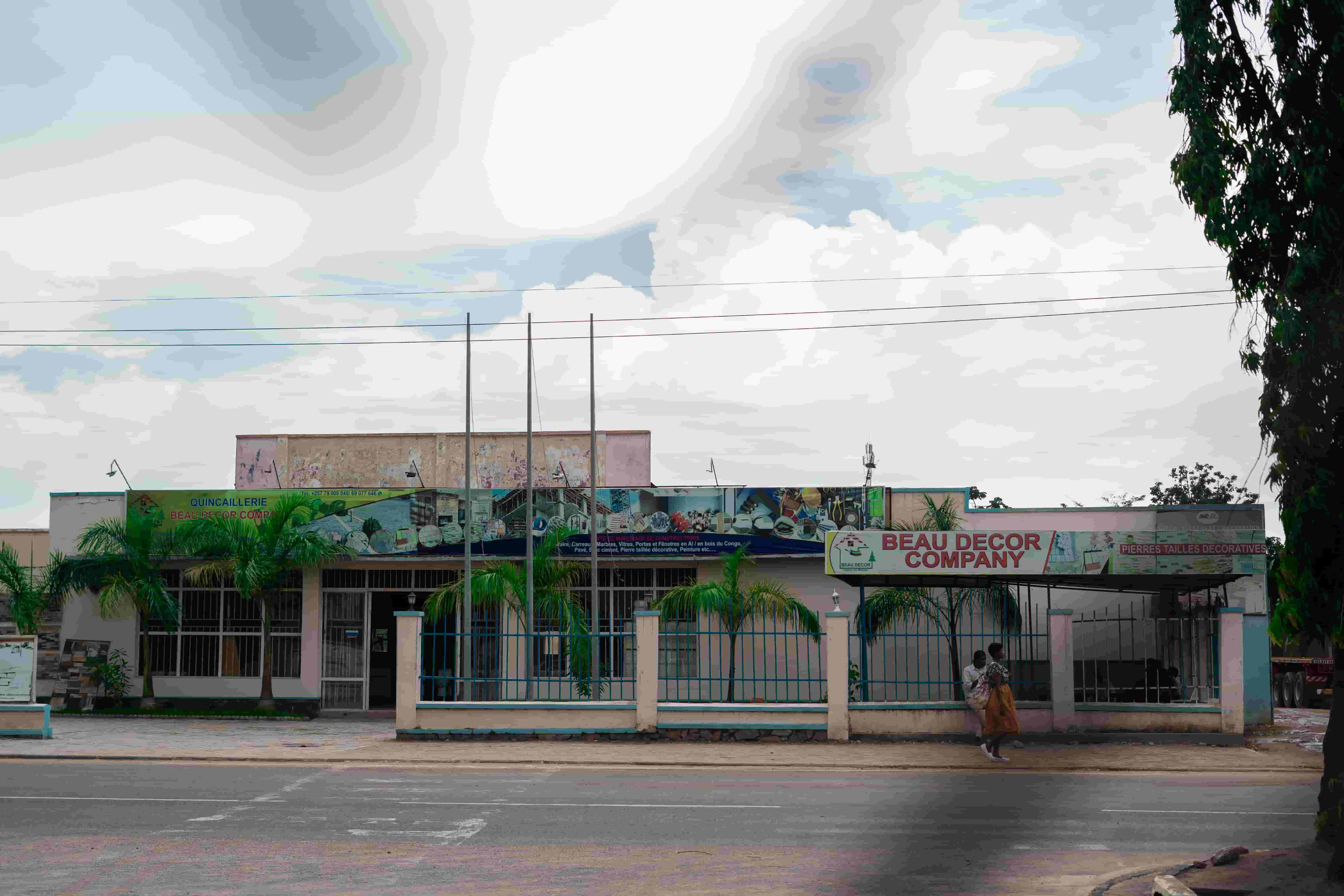 Vue routiere du magasin Beau Decor Company a Bujumbura pour construction materials Burundi