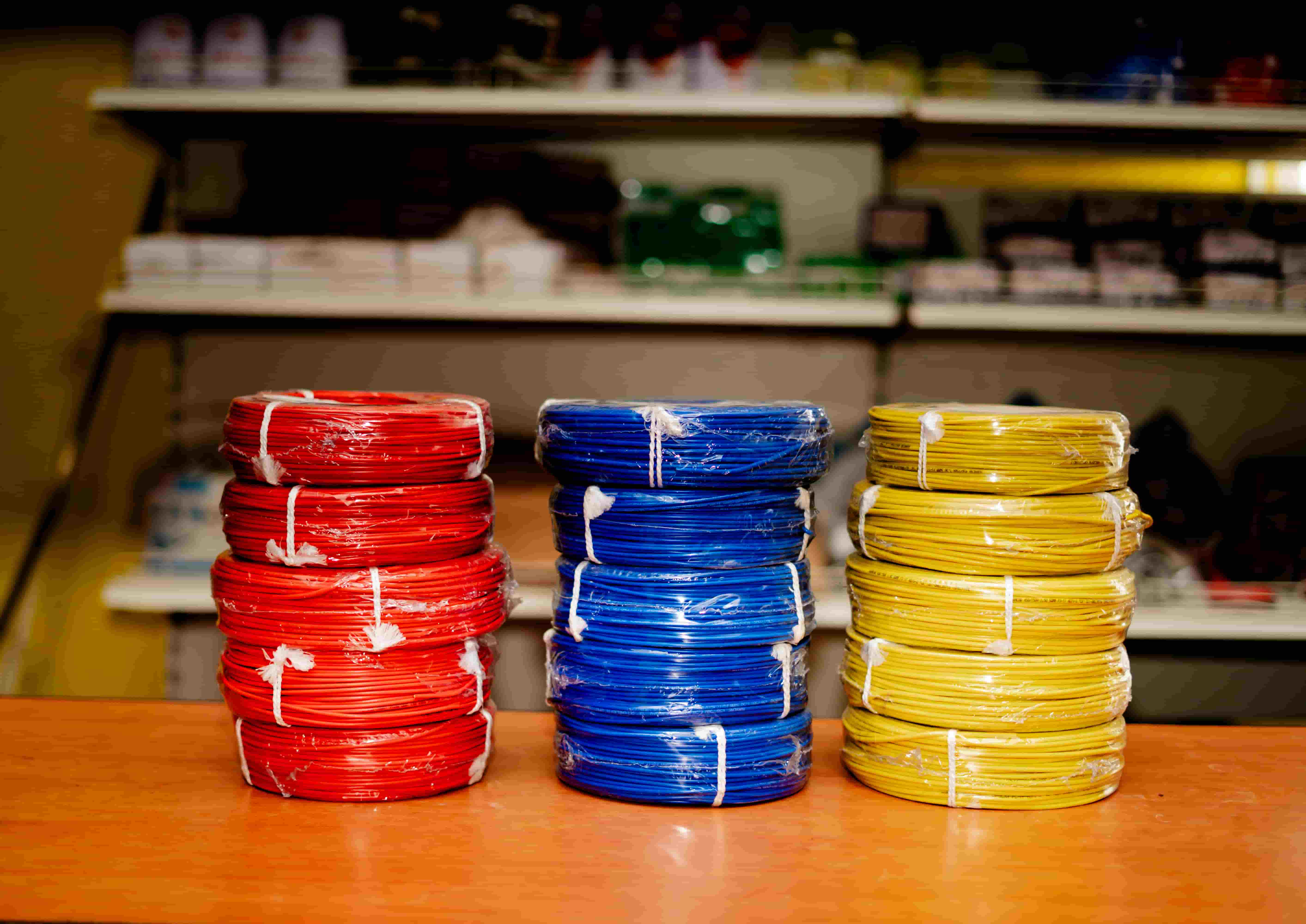 Rouleaux de fils electriques pour fourniture de chantier au Burundi