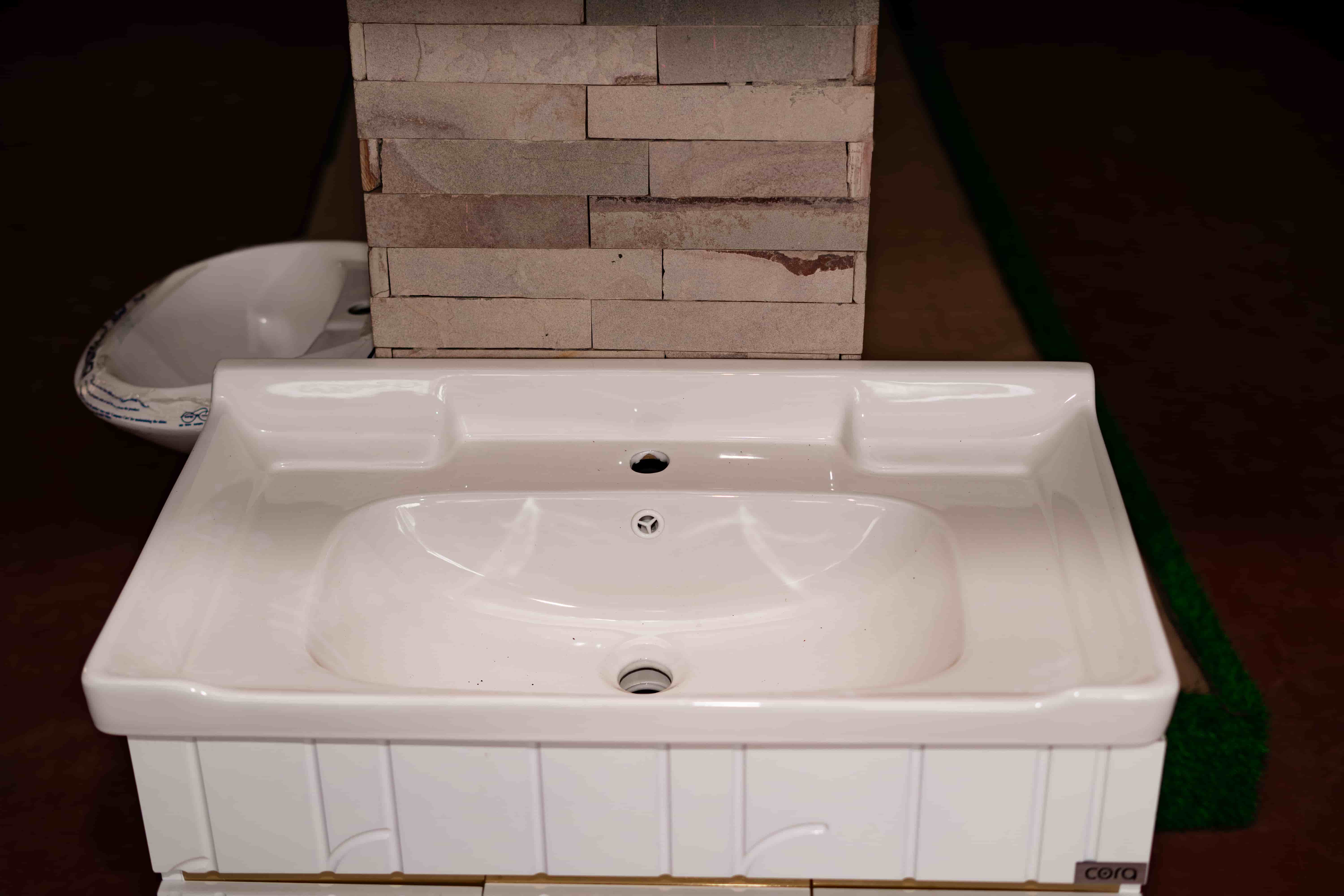 Meuble lavabo de luxe pour salle de bain au Burundi, luxury washbasin cabinet for construction finishing in Burundi