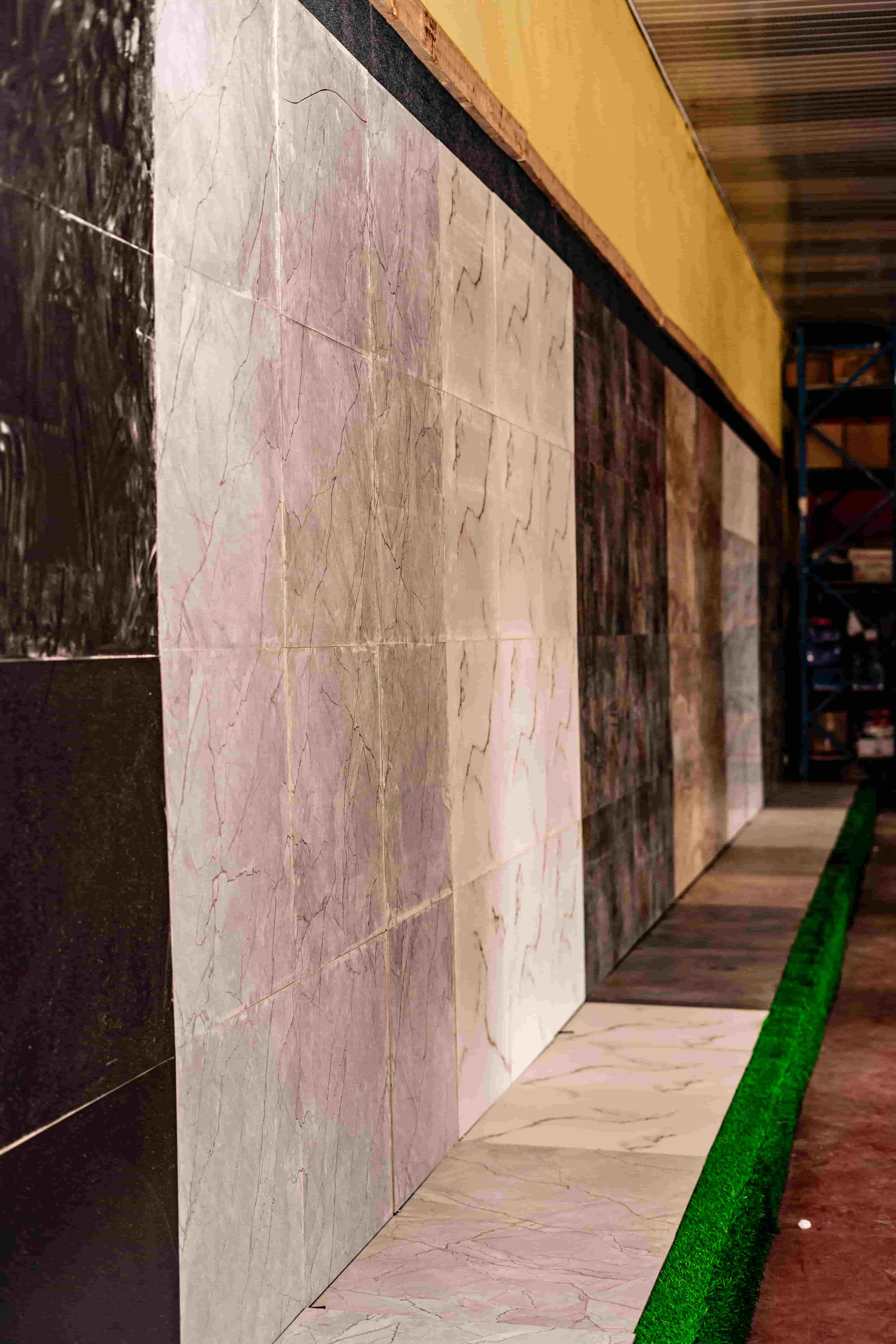 Carreaux effet marbre exposes en showroom au Burundi