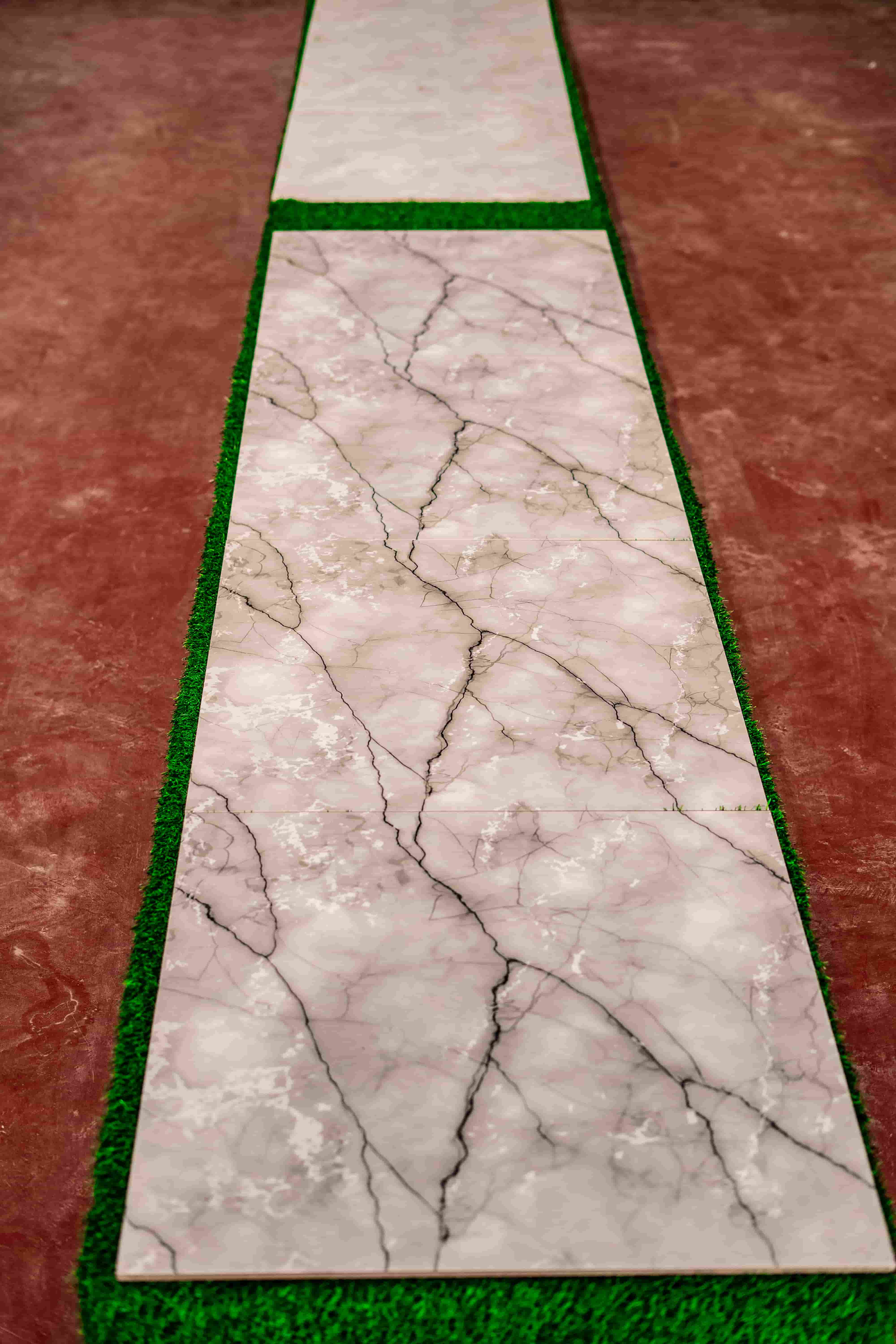 Dalle carrelage effet marbre rose pour finition interieure au Burundi