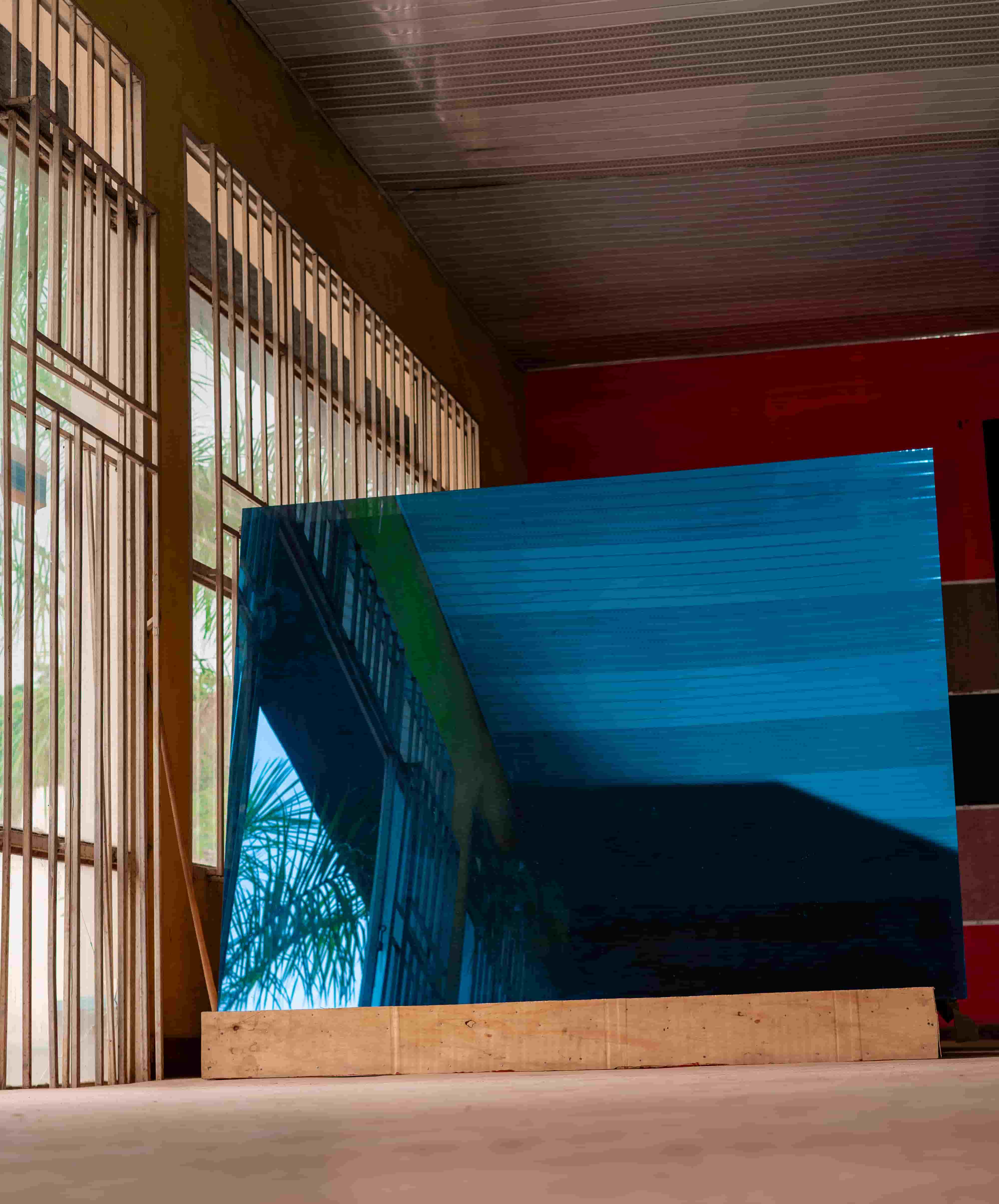 Vitres et vitrages fumes pour portes, fenetres et batiments modernes au Burundi