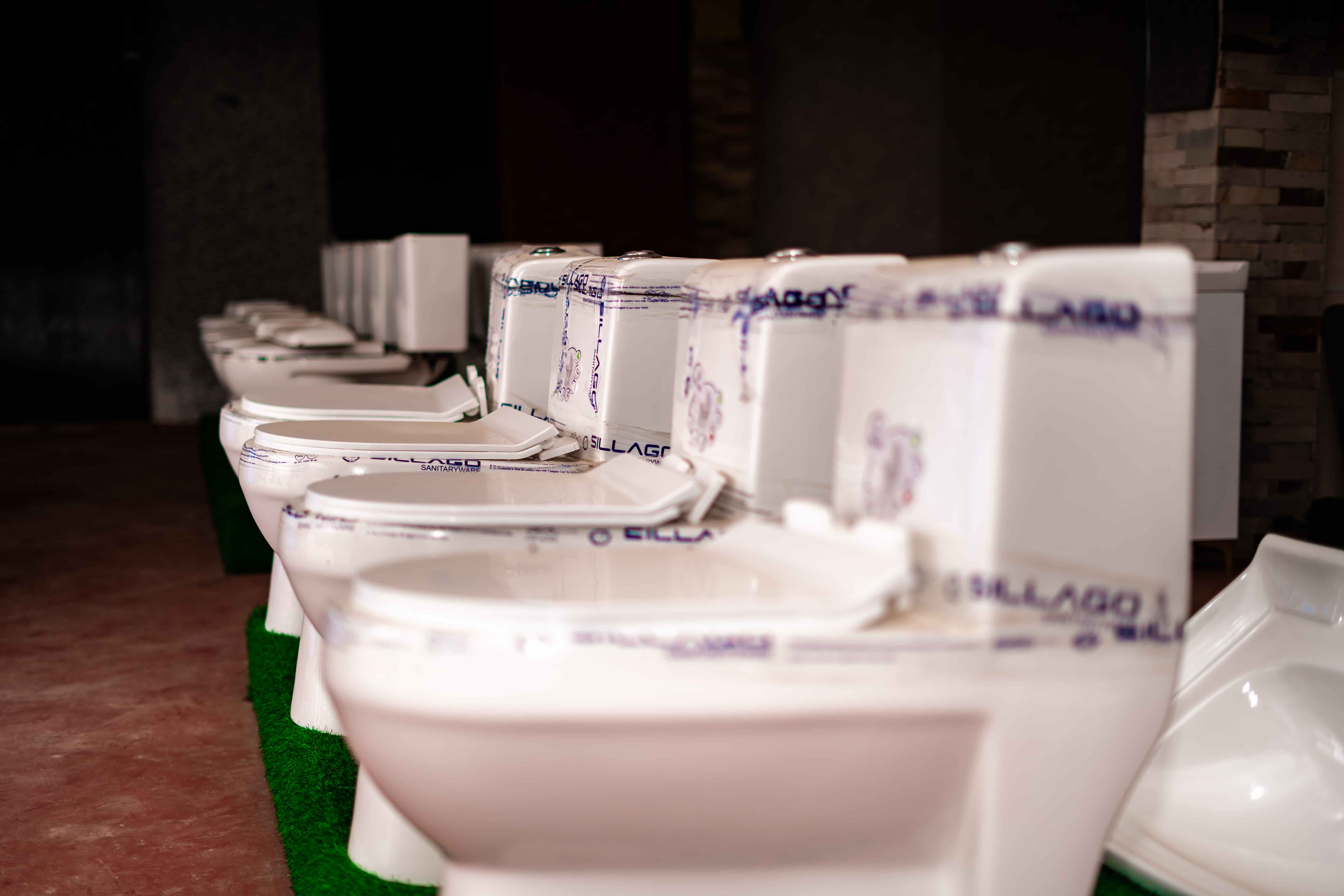Rangee de toilettes a siege en showroom a Bujumbura, sanitary ware and toilet seats for construction projects in Burundi